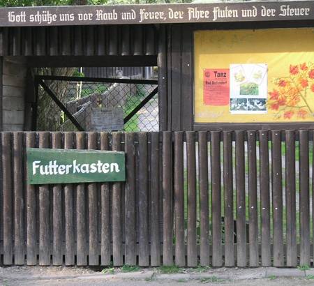 Der Futterkasten fuer Futterspenden fuer die Tiere am Schwanenteich Bad Bodendorf